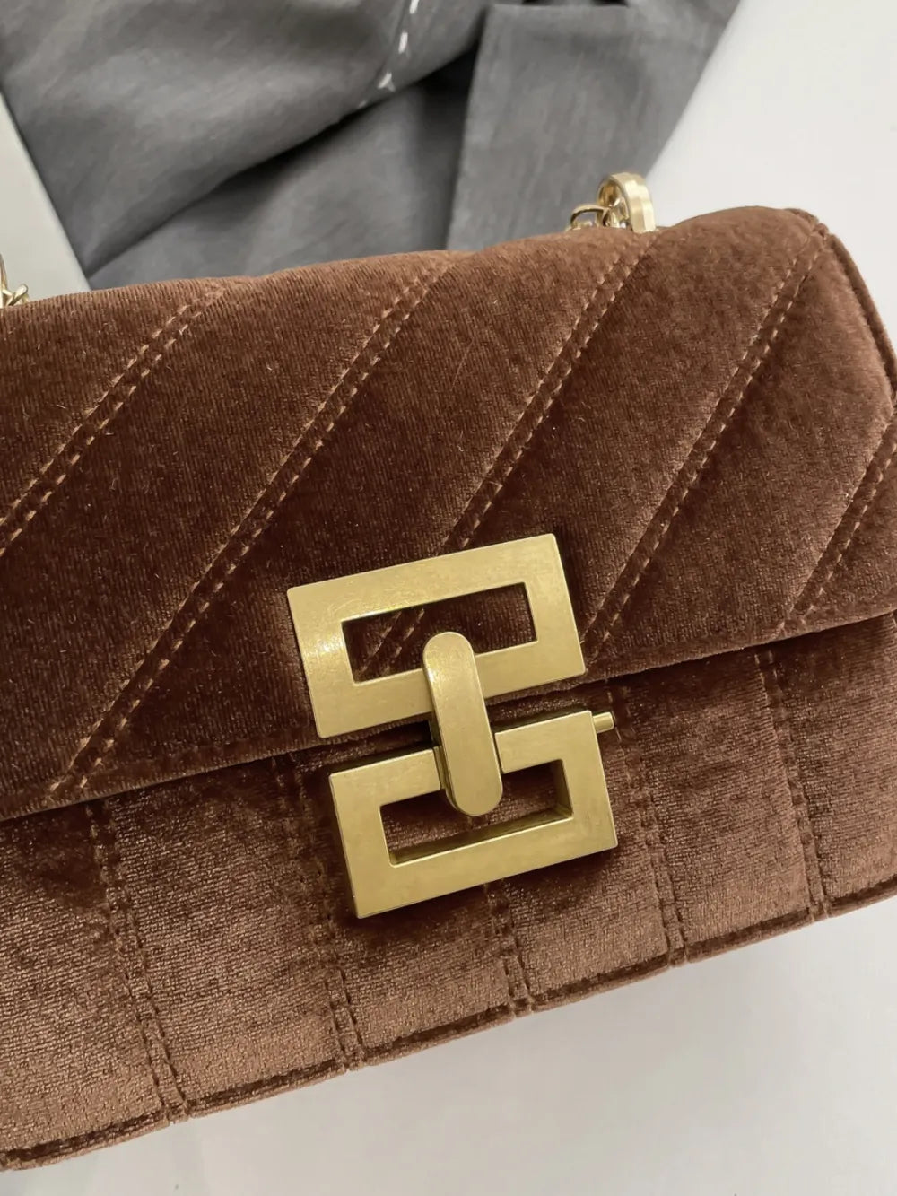 Gold Clasp Chain Shoulder Bag