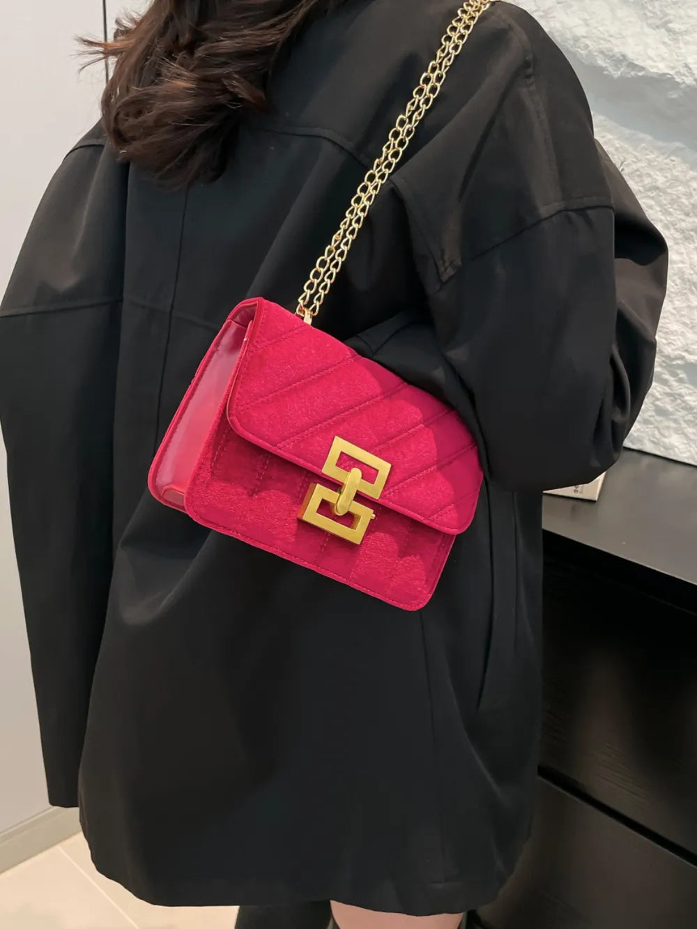 Gold Clasp Chain Shoulder Bag